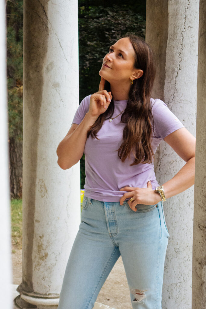 Alessa sieht nachdenklich in die Ferne